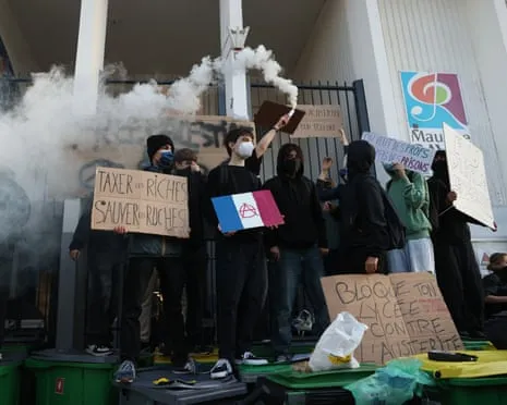 New French PM Under Mounting Pressure as Nationwide Strikes Paralyze Education and Transport